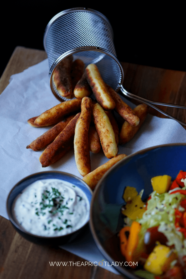 Erdapfelnudeln mit Salat und Frischkäse