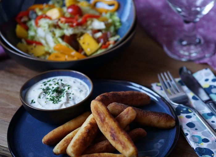 Erdapfelnudeln mit Salat und Frischkäse