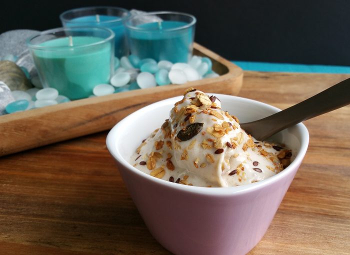 Nicecream die einfache Art Eis selbst zu machen! gefrorene Bananen mit Joghurt und Ahornsirup mixen. #rezepte #banane #eis #selbstgemacht #nicecream