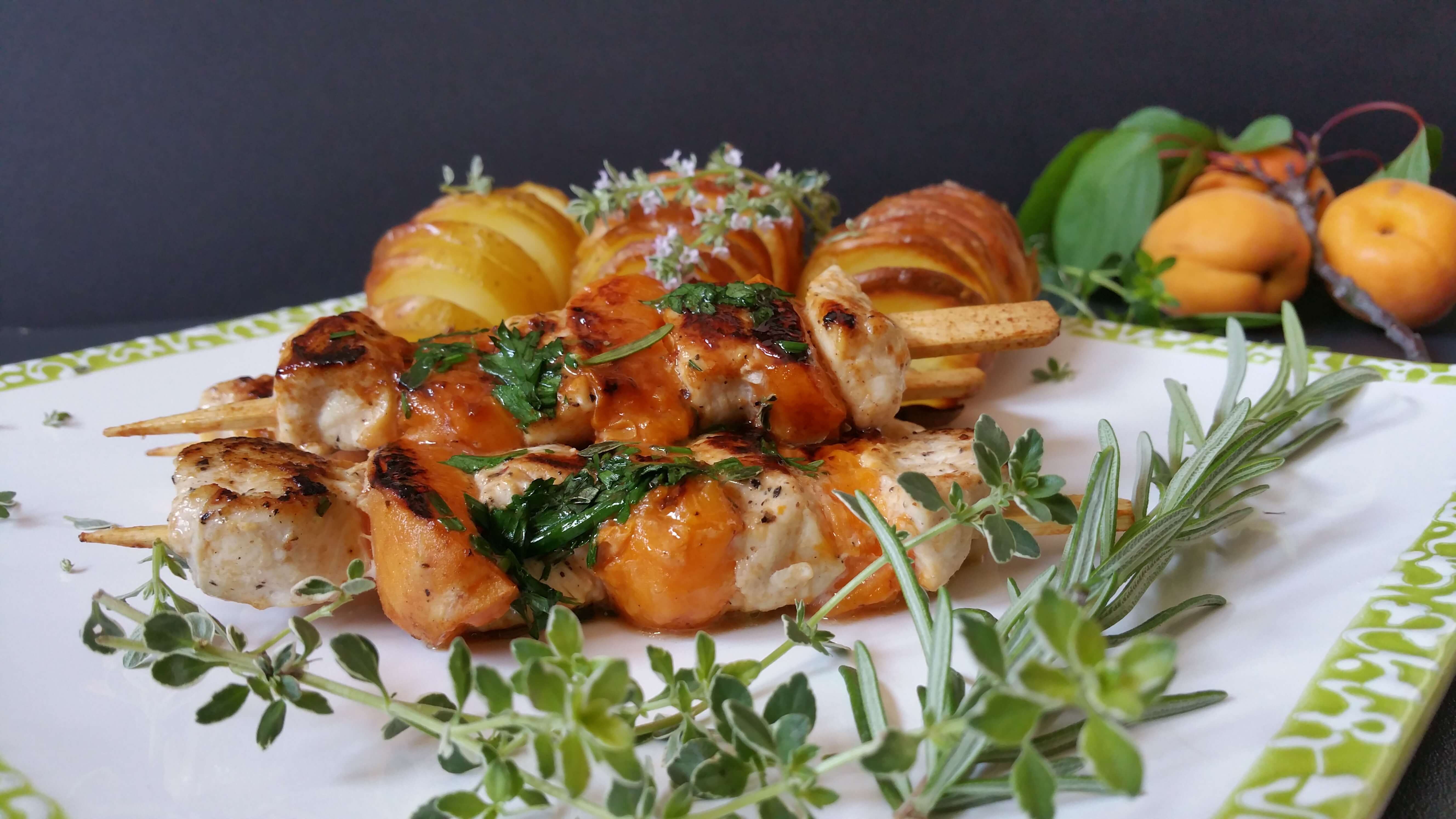 Hühnerspieße mit Marillen und Kräutern aus dem Garten