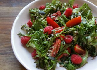 sommerlicher Salat mit Himbeeren und Tomaten