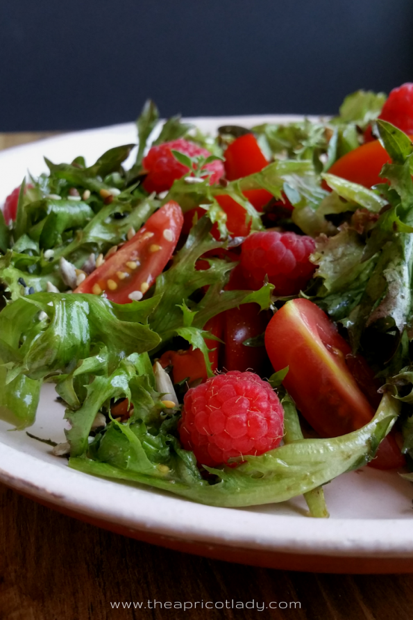 sommerlicher Salat mit Himbeeren und Tomaten