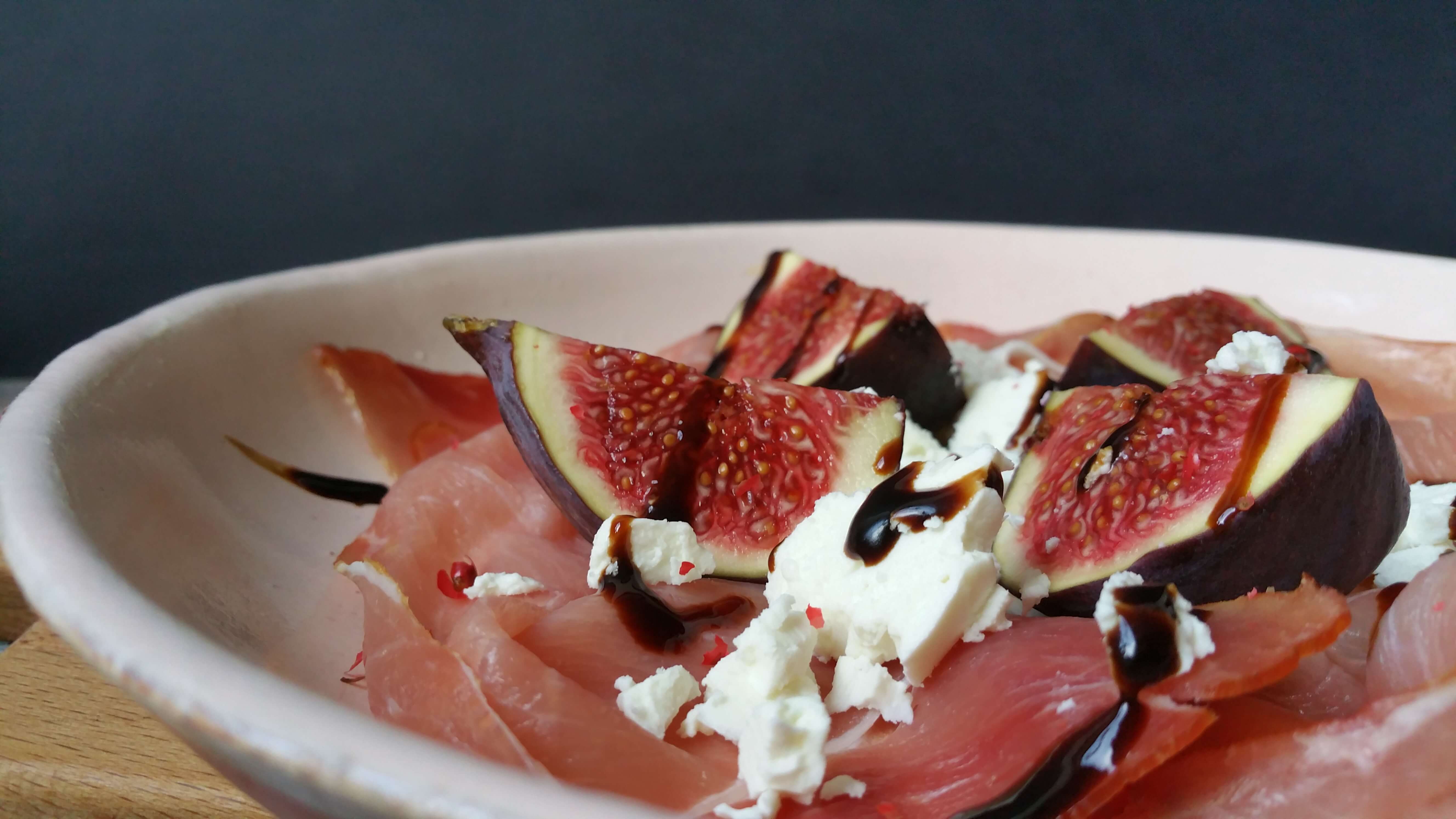 Feigen mit Ziegenkäse und geräuchertem Schinken