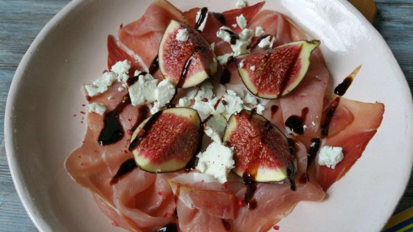 Feigen mit Ziegenkäse und geräuchertem Schinken