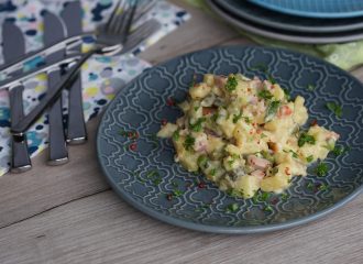 Der Partysalat ist einfach gemacht, gut vorzubereiten und schmeckt einfach großartig. Er passt auch ganz hervorrangend zur Jause (Brotzeit).