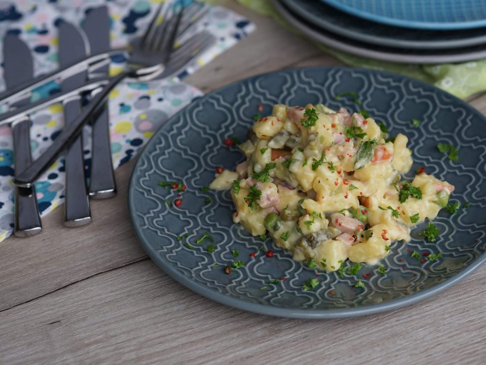 Der Partysalat ist einfach gemacht, gut vorzubereiten und schmeckt einfach großartig. Er passt auch ganz hervorrangend zur Jause (Brotzeit).
