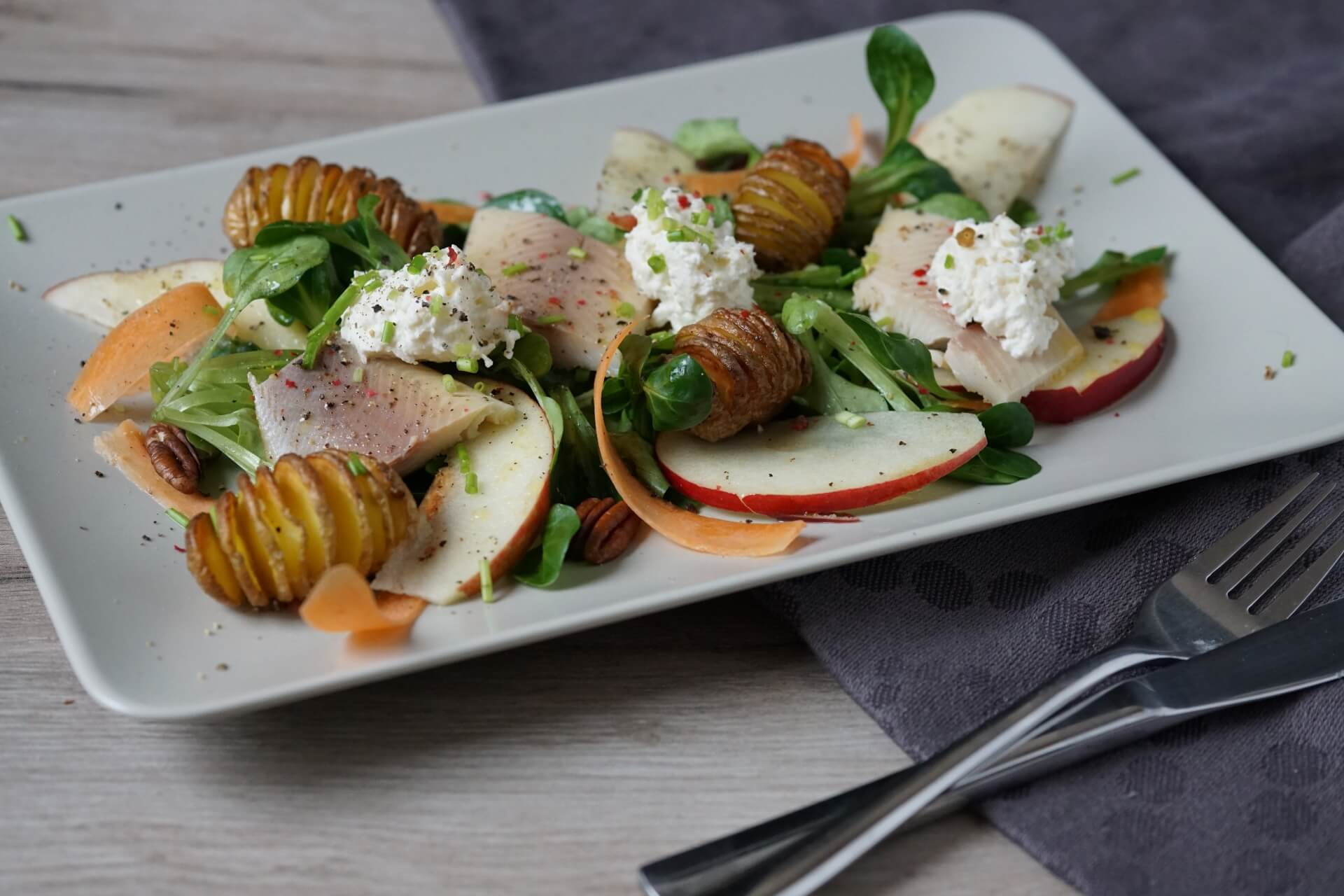 geräucherte Forelle auf Salatbett mit Oberskren