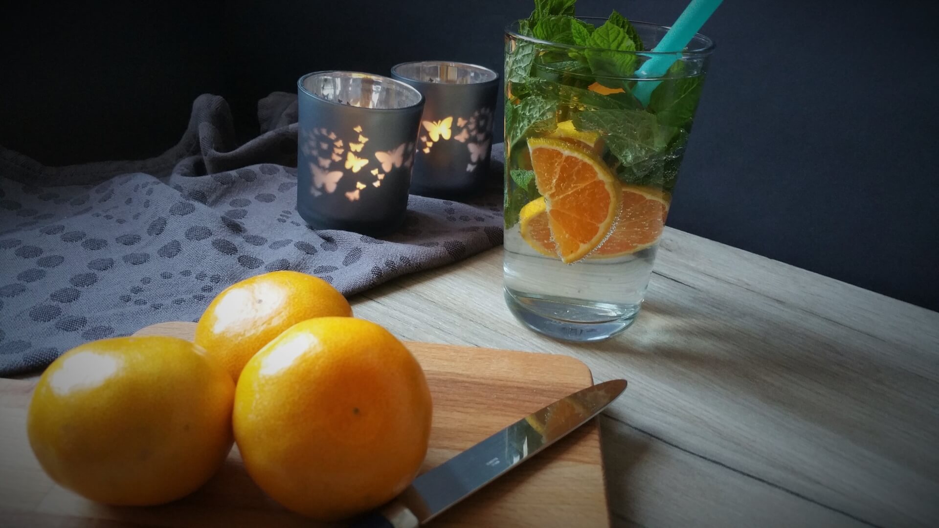 Infused Water mit Satsuma und Minze