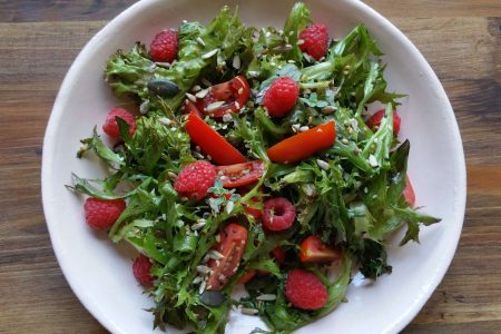sommerlicher Salat mit Himbeeren und Tomaten