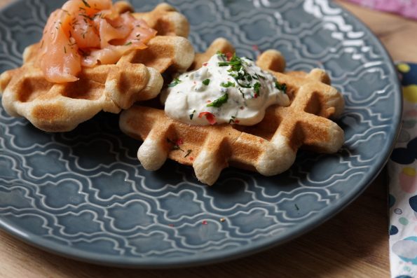 Kräuter Topfen auf Brotwaffel