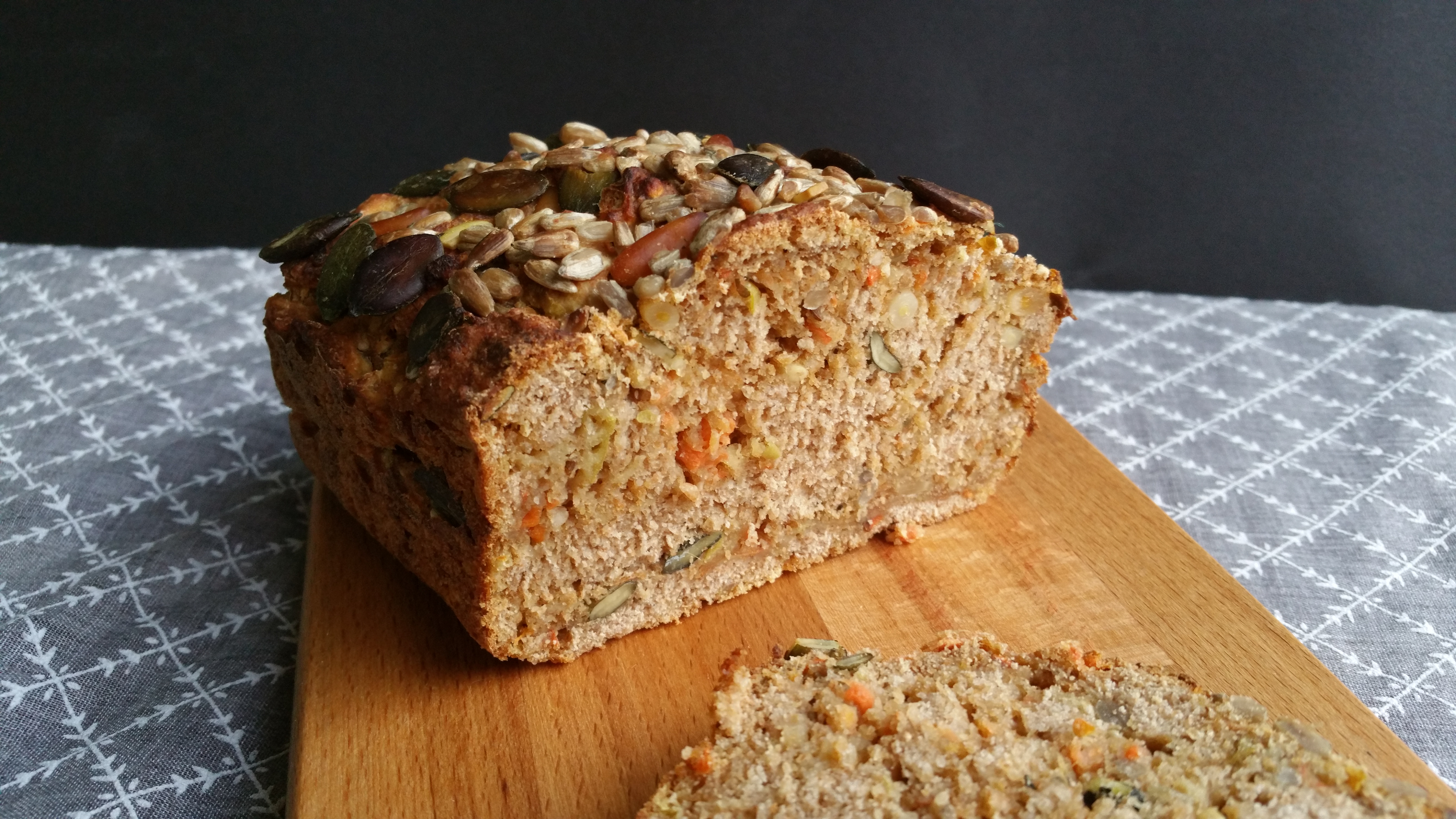 Dinkel-Körnerbrot mit Äpfel und Karotten