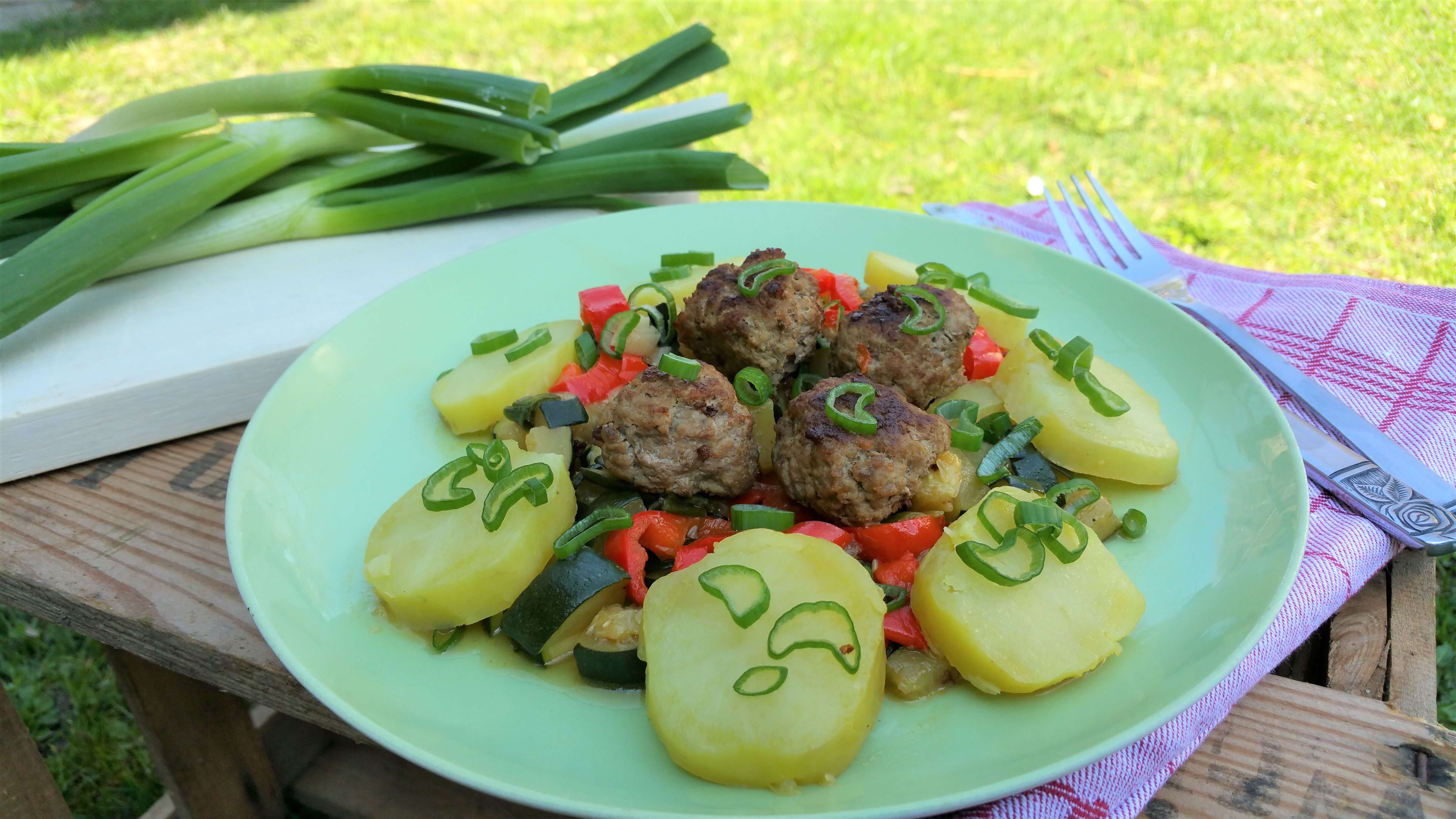 Gemüsepfanne mit Fleischbällchen