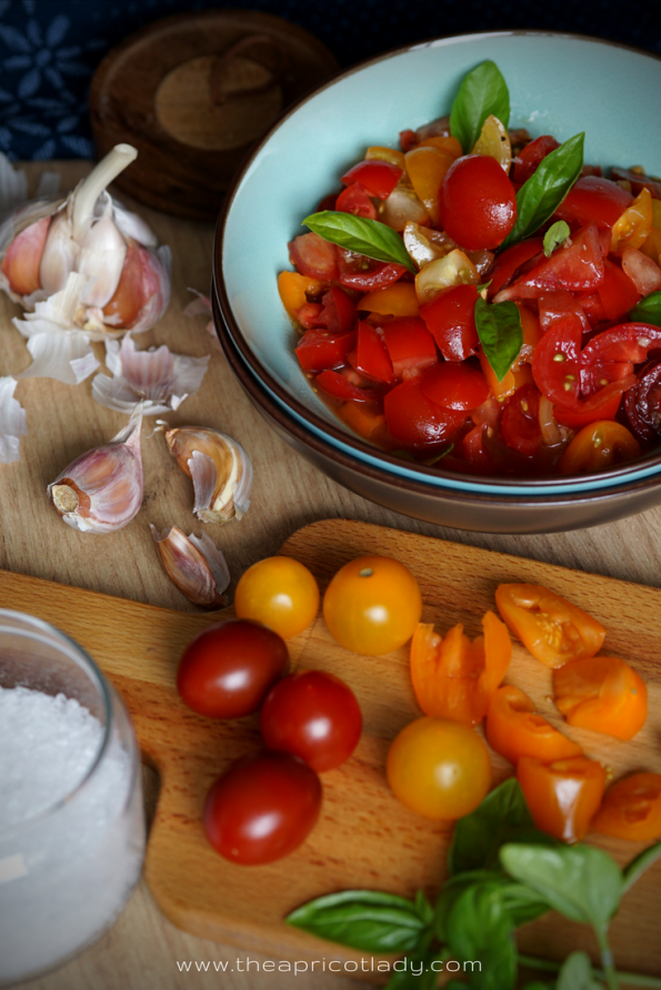die beste Grillbeilage - Tomaten mit Knoblauch, Olivenöl & Basilikum