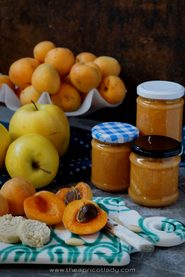 Zubereitung  Marillenmarmelade mit Marzipan & Apfelstückchen