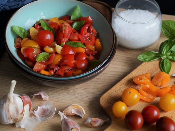 die beste Grillbeilage - Tomaten mit Knoblauch, Olivenöl & Basilikum