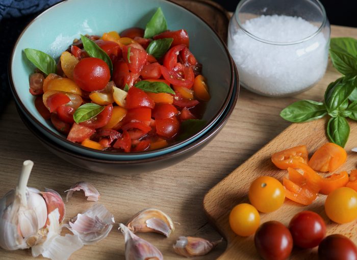 die beste Grillbeilage - Tomaten mit Knoblauch, Olivenöl & Basilikum