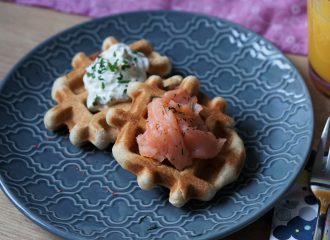 Brotwaffeln mit Räucherlachs und Kräuteraufstrich