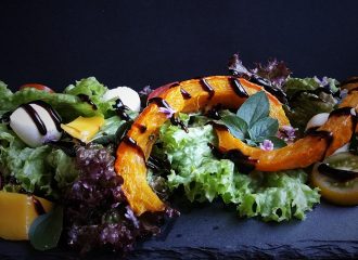 Salat mit Ofenkürbis & Mango