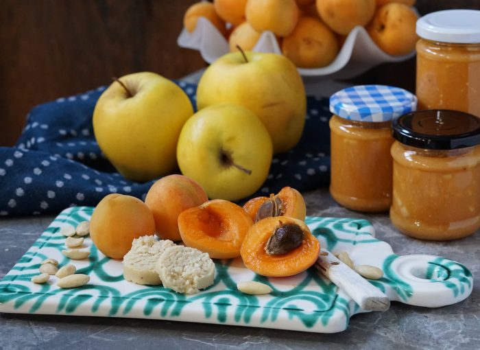 Zubereitung  Marillenmarmelade mit Marzipan & Apfelstückchen