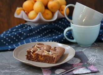 Marillen-Schokoladekuchen mit Mandelsplittern