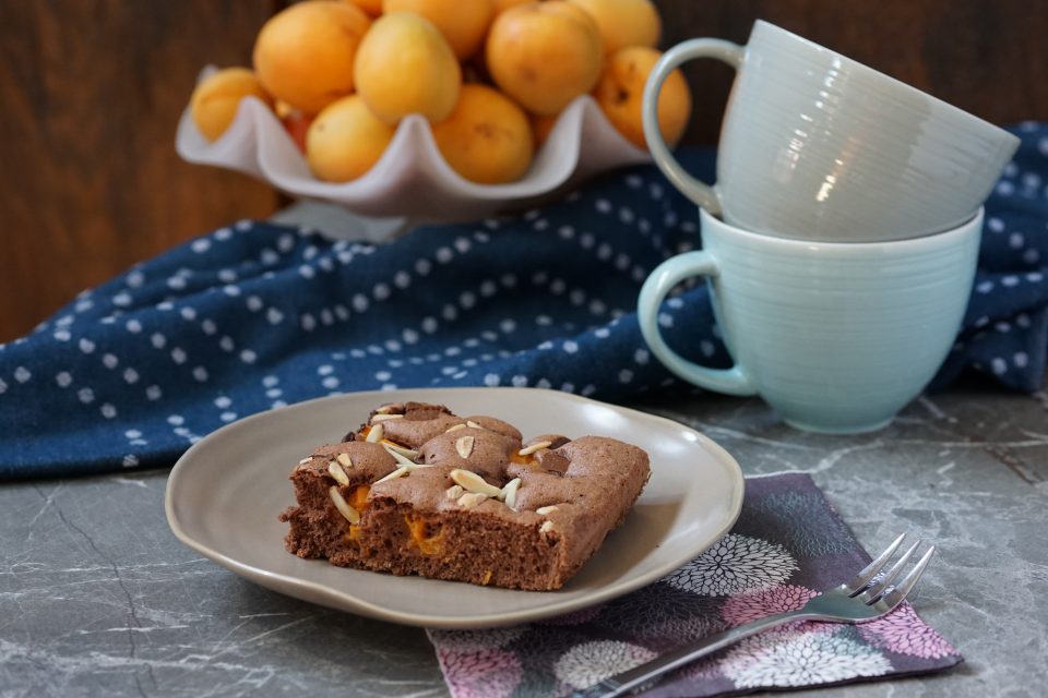 Marillen-Schokoladekuchen mit Mandelsplittern - The Apricot Lady
