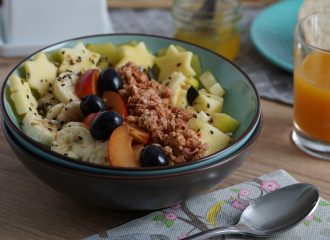 Obstsalat zum Frühstück oder als gesunder Bürosnack