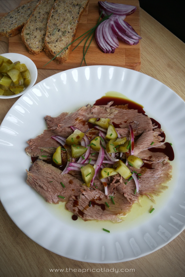 Saures Rindfleisch - eine typisch österreichische Heurigen-Jause #rezepte #fleisch #Brotzeit #Heurigen #Jause