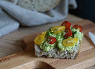 Brot mit Avocado & Tomate