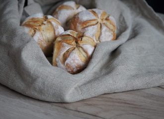 Rezept für vegane Weizen-Dinkel-Brötchen. Backen im Gusseisentopf. Rezept mit wenig Hefe und langer Ruhezeit. #Gebäck #Brötchen #vegan