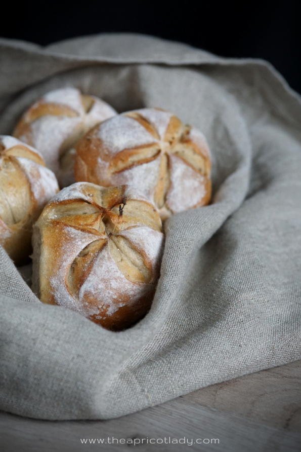 Rezept für vegane Weizen-Dinkel-Brötchen. Backen im Gusseisentopf. Rezept mit wenig Hefe und langer Ruhezeit. #Gebäck #Brötchen #vegan