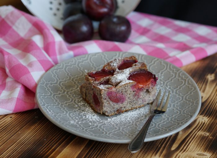 So machst du Mohnkuchen mit Pflaumen - einfaches Rezept zum Nachbacken! #rezepte #kuchen #pflaumen #süß #yummy