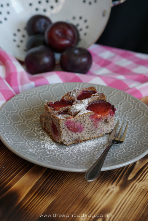 So machst du Mohnkuchen mit Pflaumen - einfaches Rezept zum Nachbacken! #rezepte #kuchen #pflaumen #süß #yummy