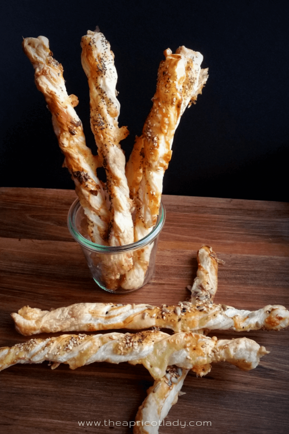 Mal eine andere Knabberei für die nächste Party? Probier mal selbst gemachte Käsestangen aus Blätterteig. #snacks #silvester #easy #selbstgemacht #rezept