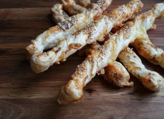 Mal eine andere Knabberei für die nächste Party? Probier mal selbst gemachte Käsestangen aus Blätterteig. #snacks #silvester #easy #selbstgemacht #rezept