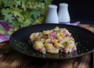 Ich verrate euch das Rezept für den besten Kartoffelsalt von der ganzen Welt! Einfach zubereitet und köstlich! #rezept #moodfood #lecker #kartoffelsalat #vegan