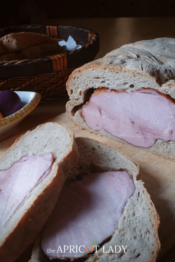Osterschinken im Brotteig gehört einfach zum Oster-Brunch. Herzhafter Schinken in dunklem Brot eingebacken. #brot #ostern #schinken #brunch #herzhaft