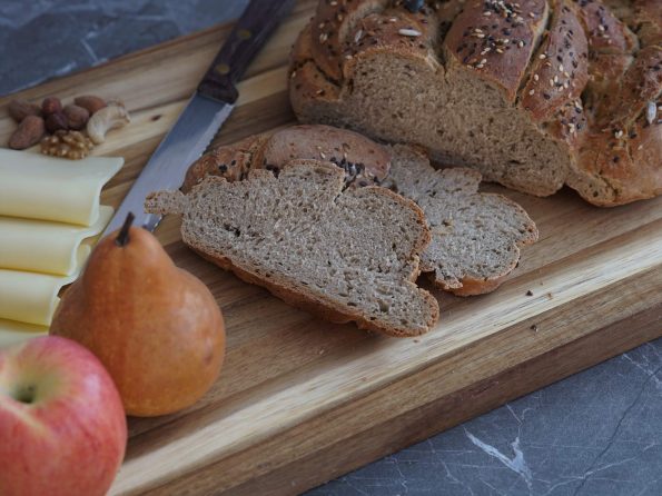 Rezept mit Anleitung für das leichte Nachbacken des Roggen-Haferbrot. Das Brot wird mit Sauerteig & etwas Hefe hergestellt. Genau richtig zur Brotzeit!