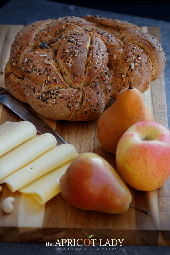 Rezept mit Anleitung für das leichte Nachbacken des Roggen-Haferbrot. Das Brot wird mit Sauerteig & etwas Hefe hergestellt. Genau richtig zur Brotzeit!