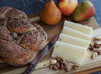 Rezept mit Anleitung für das leichte Nachbacken des Roggen-Haferbrot. Das Brot wird mit Sauerteig & etwas Hefe hergestellt. Genau richtig zur Brotzeit!