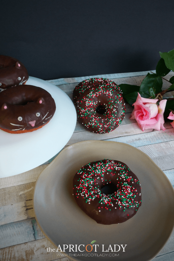 Schokodounts mit Streusel & Donutkätzchen sind mal etwas anderes. Ob zum Oster-Brunch oder als Geburtstags-Kuchen. #donut #schokolade #ostern #geschenk #geburtstag