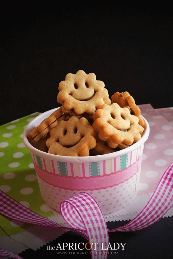 Diese Kekse sind so fein, dass sie im Mund schmelzen und ein Lächeln zurücklassen. Mach anderen eine Freude und schenke ihnen Funny Guys! #cookies #kekse #ostern #geschenk #selbstgemacht