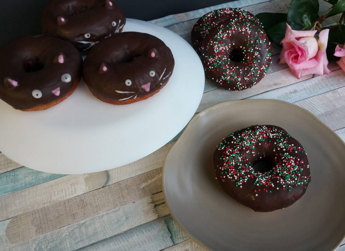 Schokodounts mit Streusel & Donutkätzchen sind mal etwas anderes. Ob zum Oster-Brunch oder als Geburtstags-Kuchen. #donut #schokolade #ostern #geschenk #geburtstag