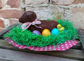 Mit diesem Rezept kannst du dir ein super schkoladiges Osterlamm backen. Fluffiger Schokoladekuchenteig. Hübsch dekoriert ist es auch ein tolles Geschenk aus der eigenen Küche. #Schokolade #backen #Ostern #süß #Geschenk