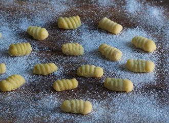 vegane Gnocchi selber zu machen ist gar nicht schwierig! Rezept und Anleitung für die Zubereitung von veganen Gnocchi Teig. Grundrezept für Erdäpfelnockerl.