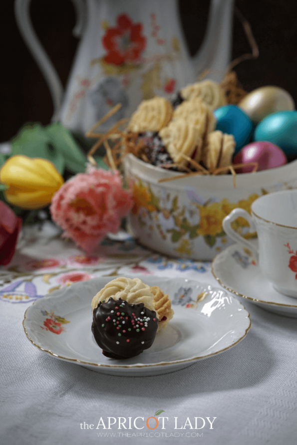 Rezept für feines Spritzgebäck - herrlich mürbe - zergeht im Mund. Fruchtig mit säuerlichem Beerengelee gefüllt und in Schokolade getunkt. #ostern #Osertisch #kekse #backen #spritzgebäck