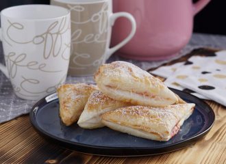 Ob als Fingerfood bei Party oder zum Kaffee die Blätterteigtaschen gefüllt mit Preiselbeermarmelade sind einfach gemacht und schmecken einfach nur toll! #easy #food #essen #yummy #blätterteig #backen