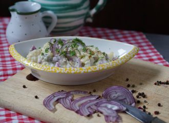 Rezept Kartoffelsalat mit Mayonnaise und sauren Gurken (leichte Variante)