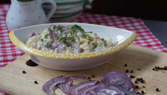 Kartoffelsalat mit Mayo und sauren Gurken