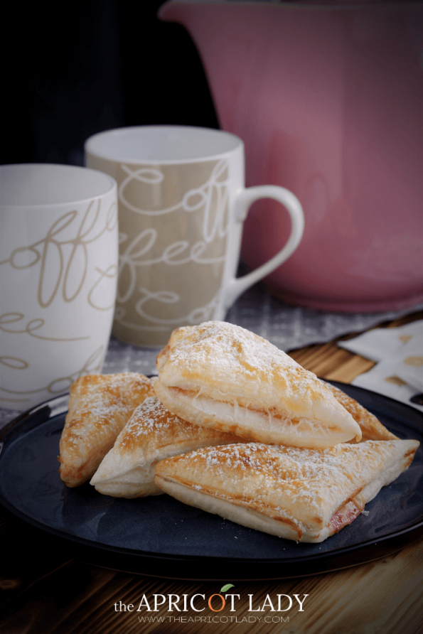 Ob als Fingerfood bei Party oder zum Kaffee die Blätterteigtaschen gefüllt mit Preiselbeermarmelade sind einfach gemacht und schmecken einfach nur toll! #easy #food #essen #yummy #blätterteig #backen