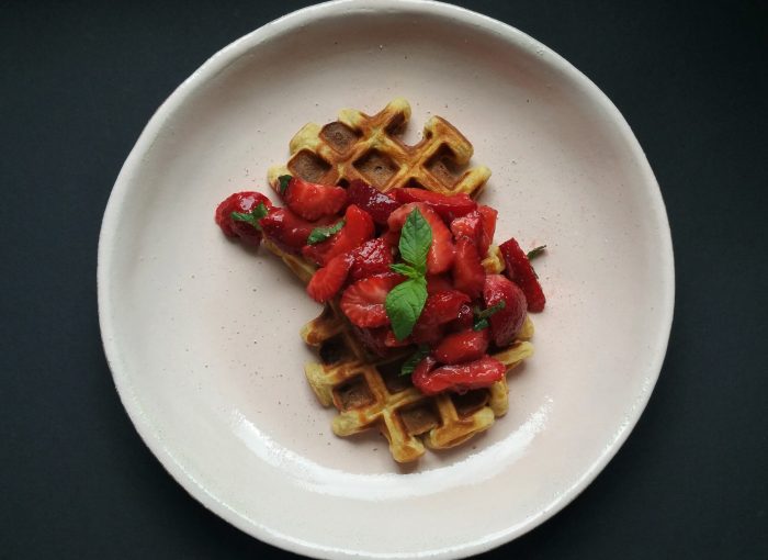 vegane Waffeln mit marinierten Erdbeeren